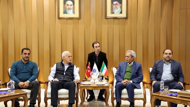 نائل اوپلاک رئیس شورای اقتصاد خارجی ترکیه که در رأس هیاتی به تهران سفر کرده است، ظهر امروز با غلامحسین شافعی رئیس اتاق ایران دیدار و گفت‌وگو کرد.