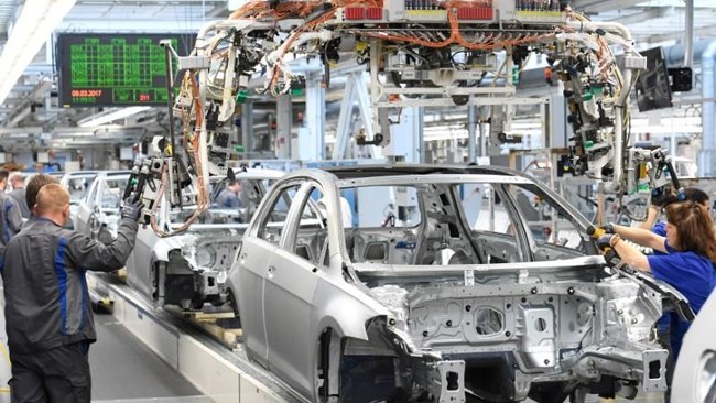 وقوع بحران در صنعت خودروسازی آلمان باعث به خطر افتادن 70 هزار شغل در این صنعت مهم شده و چشم‌انداز اقتصادی آلمان را تضعیف کرده است.