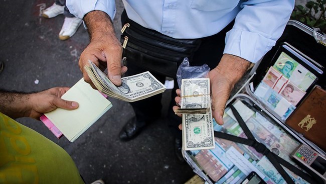 رئیس پلیس پایتخت از دستگیری 20 دلال ارز در تهران خبر داد و تأکید کرد که اعلام قیمت کاذب و دروغین برای ارز ممنوع است و پلیس در فضای مجازی نیز با آن برخورد می‌کند.