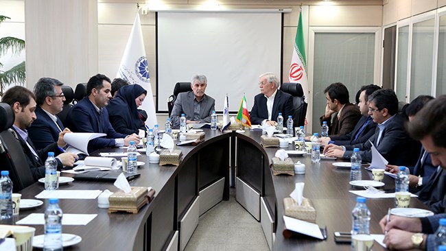 محمدرضا کرباسی معاون امور بین‌الملل اتاق ایران در نشست اعضای کمیته مشترک بازرگانی ایران و سنگاپور ابراز امیدواری کرد که این کمیته تا 6 ماه دیگر به اتاق مشترک ایران و سنگاپور تبدیل شود.