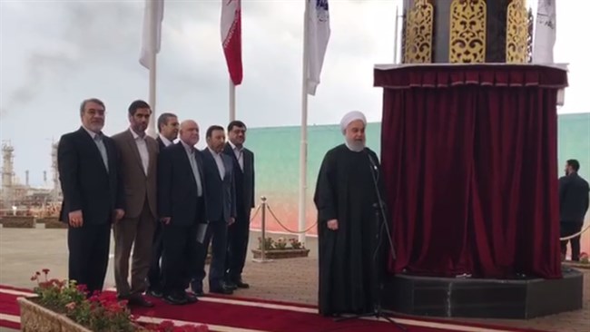 حسن روحانی که صبح امروز وارد استان بوشهر شد، دقایقی پیش، با حضور در فاز ۱۳، به طوررسمی پالایشگاه این فاز را افتتاح کرد.