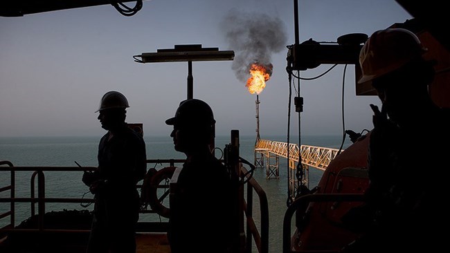 وزیر نفت کشورمان می‌گوید: مشتریان قلابی با هدف به دست آوردن اطلاعات از شرایط فروش نفت ایران به وزارت نفت مراجعه می‌کنند و ۱۰ نفری که برای خرید نفت می‌روند ۷۰ درصدشان غیرواقعی هستند.