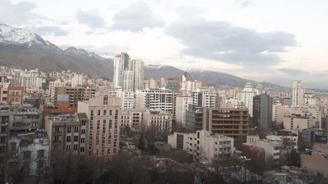 بر اساس آمار رسمی در خردادماه امسال متوسط قیمت مسکن در تهران با رشد 5.6 درصدی نسبت به اردیبهشت امسال به 13.4 میلیون تومان در هر مترمربع افزایش یافته است. معاملات در مدت یاد شده نیز 50.2 درصد کاهش یافته است.