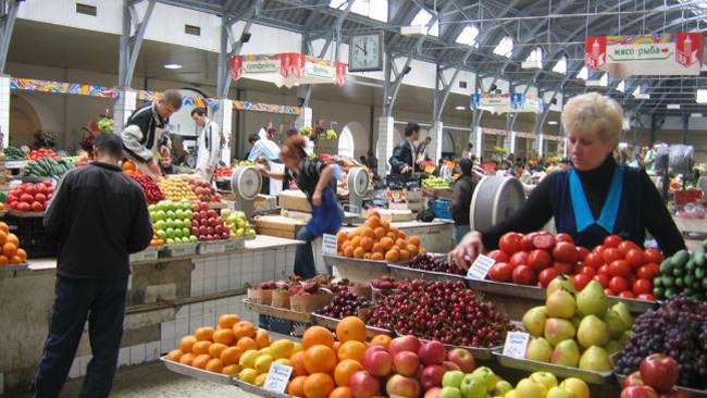 روسیه واردات برخی از محصولات کشاورزی مثل سیب، گوجه‌فرنگی را از کشور آذربایجان ممنوع کرده است. این می‌تواند فرصتی برای فعالان اقتصادی بخشی خصوصی برای افزایش حضور در این بازار باشد؛ فرصتی که قبلا هم با حذف موقت ترکیه از بازار روسیه به‌وجود آمده و زود از بین رفت.