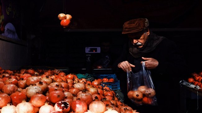 اسدالله کارگر، رئیس اتحادیه فروشندگان میوه و سبزی، درباره قیمت میوه در شب یلدا گفت: پیش بینی می کنیم در بازار شب یلدا قیمت برخی اقلام مورد نیاز مردم، کاهش یابد.