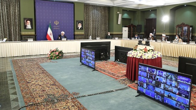 حسن روحانی در نشست امروز هیات دولت، ضمن ارایه گزارش عملکرد دولت در حوزه‌های مختلف تاکید کرد که نباید دولت هرگز در مسأله حاشیه‌سازی‌ها وارد شود و در 14 ماهی که از دولت باقی مانده، همه توان‌مان را باید برای حل مشکلات و رفاه مردم و تکمیل طرح‌های نیمه‌تمام، بگذاریم.