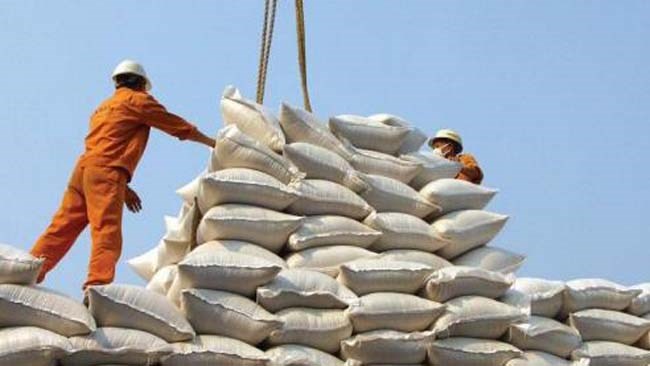 دبیر ستاد تنظیم بازار می‌گوید: ۸۰ هزار تن برنج از سوی بانک مرکزی تأمین ارز شده و تا پایان مردادماه یا نهایتا اوایل شهریور از گمرکات کشور ترخیص خواهد شد.