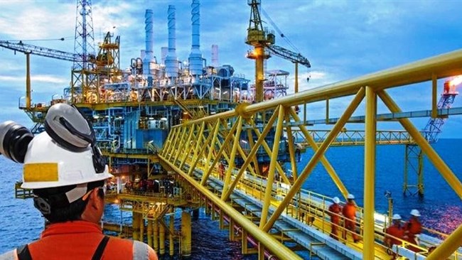 آژانس بین‌المللی انرژی (IEA) در گزارش اخیر خود از چشم‌انداز بازار جهانی نفت در سال 2021 میانگین روزانه تقاضای جهانی نفت را 96.6 میلیون بشکه پیش‌بینی کرده است که این رقم در مقایسه با گزارش قبلی 280 هزار بشکه کاهش نشان می‌دهد.