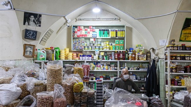 بنابر اعلام مرکز آمار ایران نرخ تورم سالانه در مهر 1400، برای خانوارهای شهری با 0.4 درصد کاهش به 44.7 درصد و برای خانوارهای روستایی با 0.1 درصد کاهش به ٤٩.٦ درصد رسید.