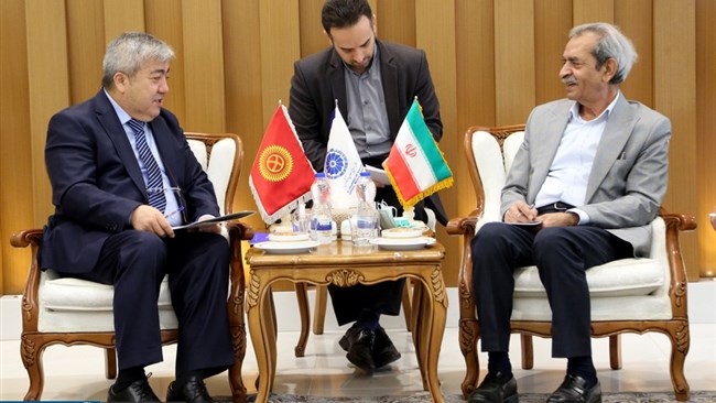 در نشست رئیس اتاق ایران با سفیر قرقیزستان در تهران درباره ظرفیت‌های تجاری دو کشور و مشکلات حمل‌ونقل ریلی و هوایی و مسئله ویزا گفت‌وگو شد.