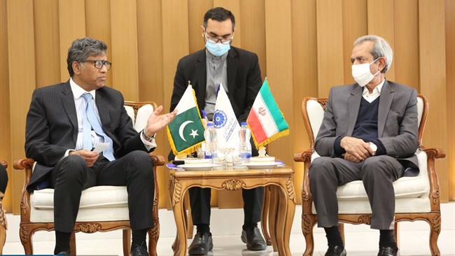 رئیس گمرک پاکستان در ملاقات با رئیس اتاق ایران از رسیدگی به علل توقف کامیون‌های ایرانی و پاکستانی در مرز دو کشور خبر داد و گفت: این مسئله تا روز جمعه حل می‌شود.