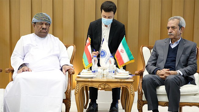 رئیس اتاق بازرگانی عمان در دیدار با رئیس اتاق ایران گفت: فعالان اقتصادی می‌توانند بدون نیاز به ضامن و شریک عمانی در این کشور در حوزه‌های مختلف صنعت، معدن سرمایه‌گذاری کنند.
