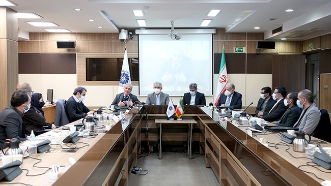 در نشست با کارشناسان اقتصادی وزارت خارجه، با تأکید بر نقش پارلمان بخش خصوصی در اقتصاد کشور، خواستار پررنگ‌تر شدن فعالیت بخش‌های بازرگانی سفارتخانه‌های ایران در دیگر کشورها شدند.