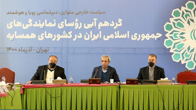 رئیس اتاق ایران در دیدار وزیر امور خارجه و سفرای کشورهای منطقه ضمن تاکید بر تقویت دیپلماسی اقتصادی بر توسعه زیرساخت‌های تجاری به صورت هم‌زمان تاکید کرد.