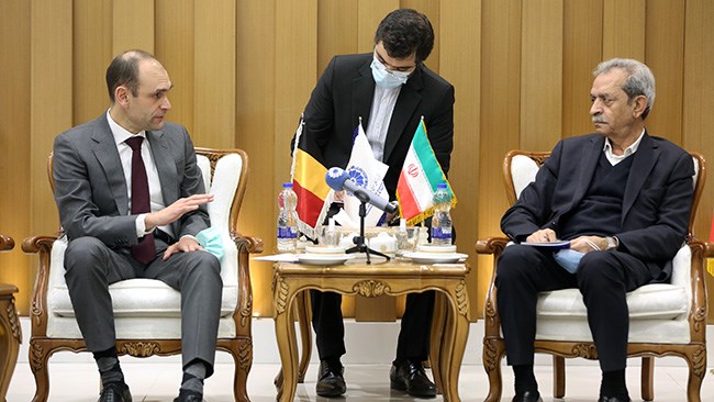 سفیر بلژیک در تهران با رئیس اتاق ایران دیدار کرد. در این نشست همکاری در حوزه تولید انرژی‌های تجدیدپذیر، فناوری‌های جدید آبیاری کشاورزی و نوسازی صنایع، تاکید شد.