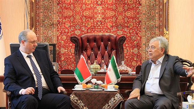 رئیس اتاق تبریز در دیدار با سفیر بلاروس در تهران، ضمن تشریح ظرفیت‌های دو کشور در حوزه صنعت و کشاورزی، بر لزوم توسعه تجارت دوجانبه تأکید کرد.