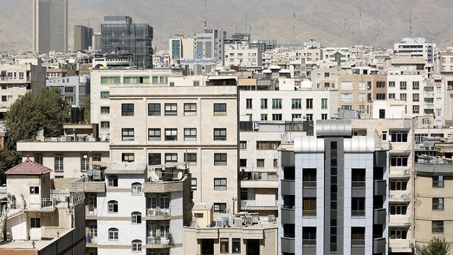 نرخ تورم سالانه دی ماه ١٣٩٩ املاک مسکونی شهر تهران به عدد ٧١,٨ درصد رسیده است که نسبت به همین اطلاع در ماه قبل(٦٨,٢)، ٣.٦ واحد درصد افزایش نشان می‌دهد.