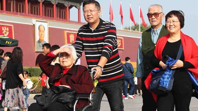 دولت چین صراحتاً اعلام کرده است که اجرای راهبردی برای مواجهه با چالش پیر شدن جمعیت، یکی از اولویت‌های برنامه پنج‌ساله جدید این خواهد بود.