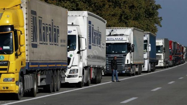 از اظهارات مدیرکل گمرک مرزی بازرگان چنین برمی‌آید که به دلیل همکاری نکردن گمرک ترکیه و کندی پذیرش کامیون‌های ورودی، حدود 500 کامیون ایرانی در مرز بازرگان معطل ورود به ترکیه هستند.