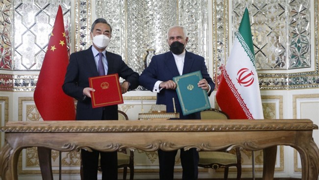 امروز، روز شنبه سند همکاری‌های دوجانبه بین ایران و چین به مدت 25 سال امضا شد؛ این سند را مقامات دو کشور سند بالادستی برای گسترش و تعمیق روابط دو کشور خواندند.