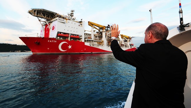 ترکیه امیدوار است که به لطف کشف منابع گازی در دریای سیاه و شرق مدیترانه و عبور خطوط انتقال گاز از خاک این کشور، به آرزوی دیرین خود برای تبدیل شدن به یک قطب انرژی جامه عمل بپوشاند.