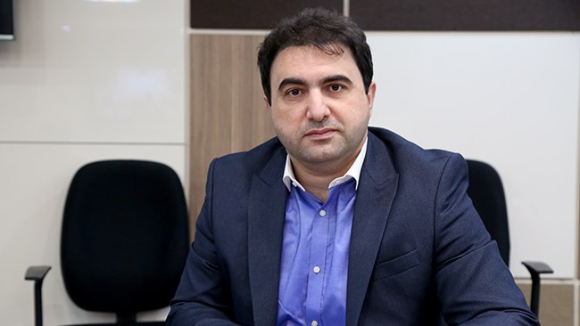 رئیس کمیسیون واردات اتاق ایران راه‌اندازی کارخانه و بنگاه‌های اقتصادی متناسب با ظرفیت‌های منطقه‌ای را راهکاری اساسی برای مقابله با پدیده کوله‌بری دانست.