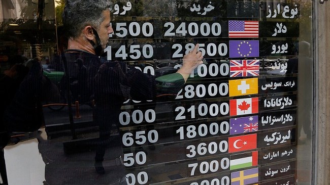 در معاملات امروز بازار ارز تهران، قیمت انواع ارز با صعودی خفیفی همراه بود قیمت هر دلار آمریکا نیز با کمتر از 0.5 درصد افزایش 24 هزار و 724 تومان معامله شد.