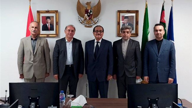رئیس اتاق اراک در دیدار با سفیر اندونزی در تهران با تأکید بر نقش کالاهای باکیفیت و رقابت‌پذیر در مناسبات اقتصادی، از آمادگی برای توسعه صادرات استان مرکزی به اندونزی خبر داد.
