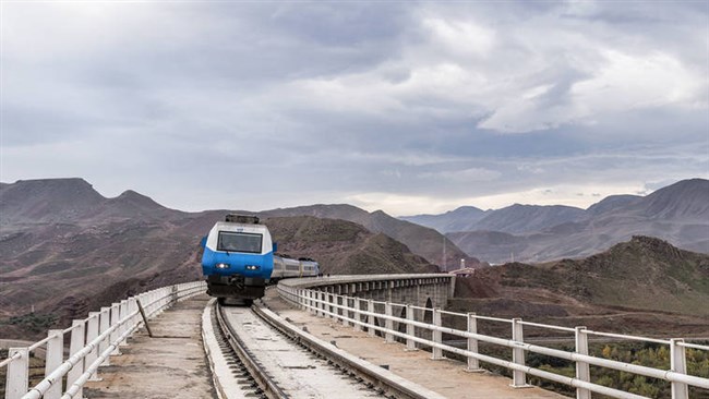 معاون شرکت ساخت زیربناهای حمل‌و‌نقل از آغاز مذاکرات با روس‌ها برای تامین منابع مالی راه‌آهن رشت-آستارا به دلیل اظهار بی‌علاقگی آذربایجان برای ورود به این پروژه‌ خبر داد.