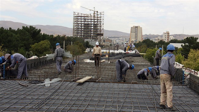 بر اساس گزارش مرکز آمار ایران، در نیمه اول امسال، دستمزد نیروی انسانی شاغل در طرح‌های عمرانی تا 50 درصد و کرایه ماشین‌آلات مورد استفاده در این طرح‌ها نیز تا 155 درصد افزایش داشته است.