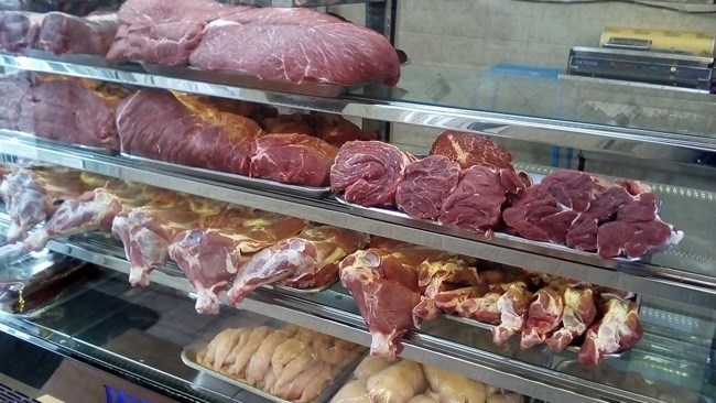 دبیر انجمن صنعت بسته‌بندی گوشت و مواد پروتئینی کشور گفت: امسال نسبت به مدت مشابه سال گذشته مصرف گوشت ۵۰ درصد و مصرف مرغ ۳۰ درصد کاهش یافته است.