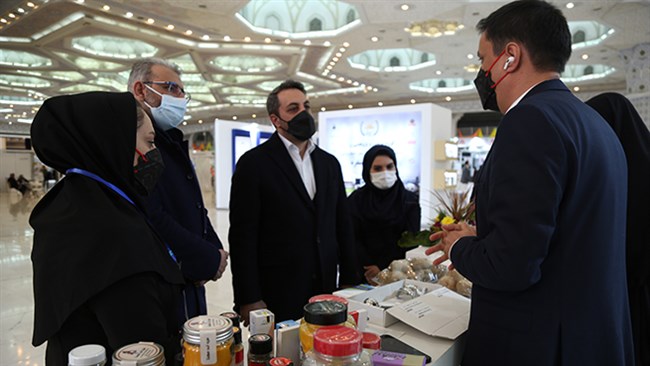 رئیس اتاق کرج می‌گوید: ارائه و معرفی کالاهای ساخت ایران در نمایشگاه‌های داخلی و خارجی، به رشد و شکوفایی تولید و توسعه صادرات کشور کمک می‌کند.