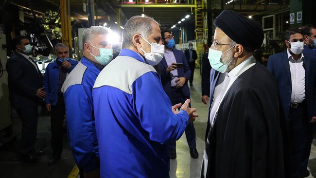 رئیس جمهور امروز در بازدید از خط تولید ایران خودرو دستور داد این شرکت دست کم 50 درصد تولید خود را در سال آینده افزایش دهد و سازوکار تولید یک خودروی اقتصادی را فراهم کند.