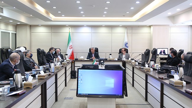 در نشست کمیته حلال اعلام شد: با استفاده از ظرفیت‌های صنایع غذایی در حوزه صادرات، ایران می‌تواند در چند سال آینده صادرات غذای حالا را به 15 میلیارد دلار برساند و به اغلب کشورهای جهان صادرات انجام دهد.