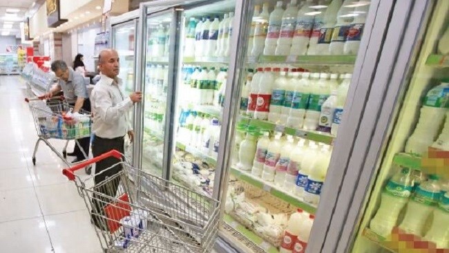 رئیس کمیسیون بازرگانی داخلی اتاق ایران گفت: در ایران که دچار تورم شدید است و روزبه‌روز قیمت‌ها افزایش می‌یابد، چطور می‌توان قیمت تولید و مصرف را روی کالا نشان داد.