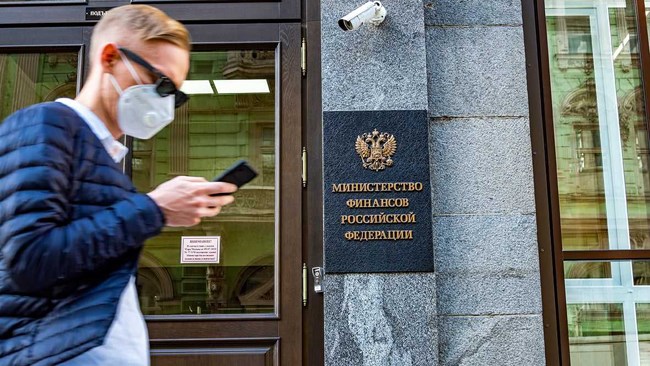 وزارت دارایی روسیه با ارائه لایحه جدیدی برای تسویه‌حساب‌های بین‌المللی، استفاده از رمزارزها برای پرداخت‌های بین‌المللی را به‌عنوان راهی برای دور زدن تحریم‌ها، روی میز گذاشته است.