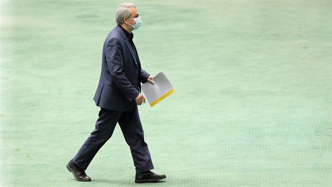 نمایندگان مجلس امروز از توضیحات فاطمی امین وزیر صنعت در پاسخ به سوالی درباره ضعف عملکرد این وزراتخانه در کنترل قیمت کالاها و عدم توانایی در پشتیبانی از صاحبان صنایع و معادن، قانع نشده و به او کارت زرد دادند.