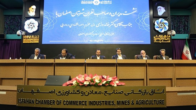 وزیر اقتصاد در جریان سفر یک‌روزه رئیس‌جمهوری به استان اصفهان با فعالان و مدیران اقتصادی این استان دیدار کرد و حمایت از بخش خصوصی را در حوزه‌های تولید و اشتغال کارگشا دانست.