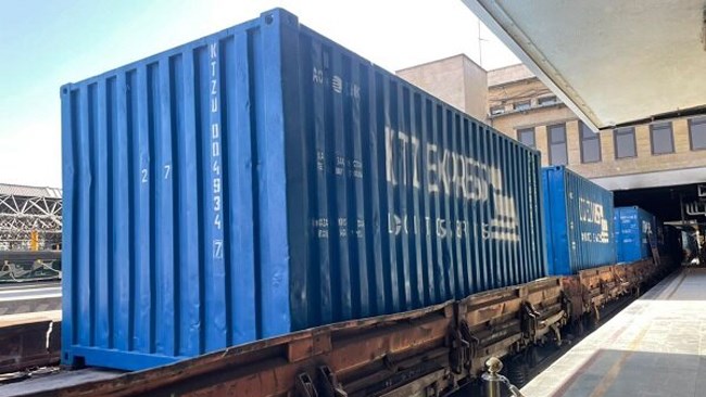 نخستین قطار ترانزیتی کانتینری محموله گوگرد ترکمنستان به مقصد ترکیه روز گذشته وارد ایستگاه راه آهن تهران شد.