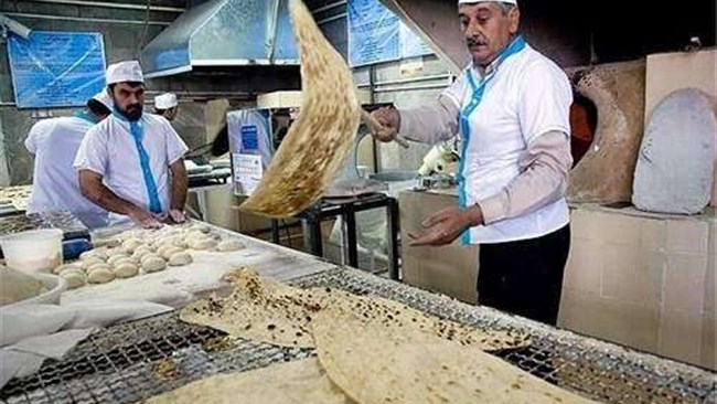 رئیس اتحادیه نانوایان سنگکی با اشاره به بند 7 مصوبه جدید کارگروه آرد و نان از ارائه مجوز به واحدهای تازه تاسیس نانوایی برای افزایش قیمت نان بر اساس عرضه و تقاضاب بازار خبر داد.