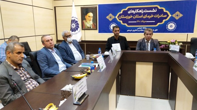 رئیس اتاق خرمشهر می‌گوید: پیچیدگی و دشواری صادرات خرما باعث شده در سال 1400 صادرات این محصول از استان خوزستان ۵۰ درصد کاهش نسبت به سال قبل از آن کاهش پیدا کند.