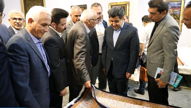 رئیس اتاق ایران گفت: شرایط دشوار بانک مرکزی برای رفع تعهد ارزی صادرکنندگان فرش ماشینی و تخصیص ارز برای تامین مواد اولیه تولیدکنندگان فرش ماشینی، دو چالش اصلی فعالان این صنعت است.
