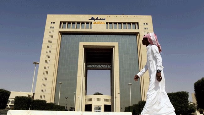 عربستان قراردادی به ارزش نیم‌میلیارد دلار با کشورهای آفریقایی امضا کرده؛ همچنین این کشور با همکاری آلمان، قرارداد ساخت کارخانه سیمان در عراق را امضا کرده است. عربستان می‌خواهد صادرکننده سیمان در جهان باشد.