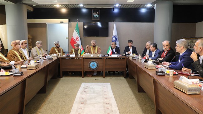 کمیته سه‌نفره‌ای متشکل از نمایندگان اتاق بازرگانی عمان، مرکز سرمایه‌گذاری عمان و اتاق مشترک ایران و عمان، شرایط حضور و فعالیت تجار و بازرگانان ایرانی را در عمان پیگیری و تسهیل می‌کند.