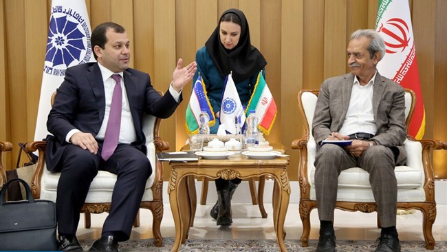غلامحسین شافعی، رئیس اتاق ایران با طرح پیشنهاد تشکیل کمیته مشترک سرمایه‌گذاری ایران و ازبکستان تأکید کرد: پایداری در روابط اقتصادی دو کشور بیشتر از تجارت کالا بر مسئله سرمایه‌گذاری مشترک متمرکز است.
