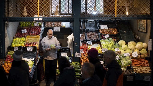 افزایش 45 درصدی قیمت مواد غذایی در مجارستان، مردم این کشور را وادار به اولویت‌بندی لیست غذایی خود کرده و رستوران‌ها نیر مجبور شده‌اند که منوهای غذایی خود را متناسب با جیب مردم بازنوبسی کنند.