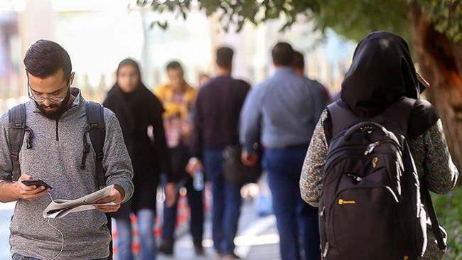 بر اساس گزارش مرکز آمار ایران در سال گذشته، نرخ بیکاری در کشور به 9 درصد رسیده که این شاخص در میان زنان بیشتر از مردان بوده و در رده سنی 15 تا 24 سال 22.6 درصد و در رده سنی 18 تا 35 سال بیش از 16 درصد بوده است.