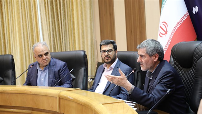 رئیس اتاق شیراز گفت: پس از بررسی درخواست فعالان اقتصادی در مورد رفع ممنوعیت انتشار آگهی شرکت‌های تعاونی در دو نشست شورای گفت‌وگوی استان، با توجه به اینکه چنین محدودیتی در سایر استان‌ها وجود ندارد، رأی به حذف آن داده شد.