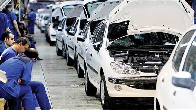 وزیر صنعت، معدن و تجارت معتقد است از جمله اتفاقات غیرکارشناسانه که در صنعت خودرو رخ داد، دو نرخی شدن قیمت خودروها بود که خودرو را به کالایی سرمایه‌ای تبدیل کرد.