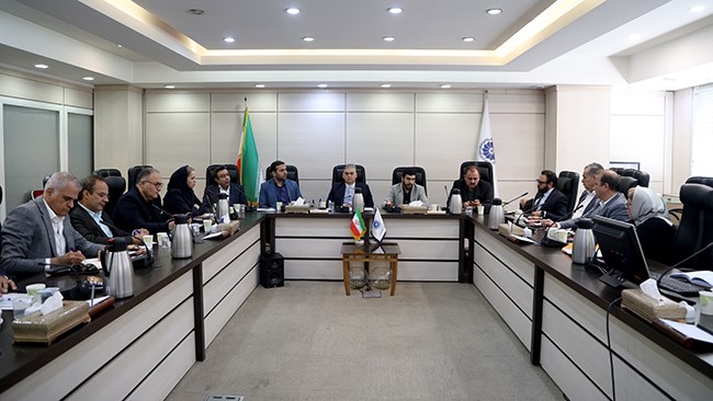 اعضای کمیسیون توسعه صادرات اتاق ایران در نشست خود بر اصلاح نرخ ارز حاصل از صادرات تأکید کردند، چراکه معتقدند نرخ موجود در سامانه نیما، دستوری ‌بوده و موجب کاهش صادرات می‌شود.